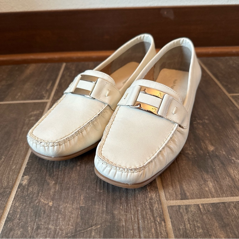 Beige Leather Loafers with Silver Buckle- hush puppies - 8.5 - vintage Y2K